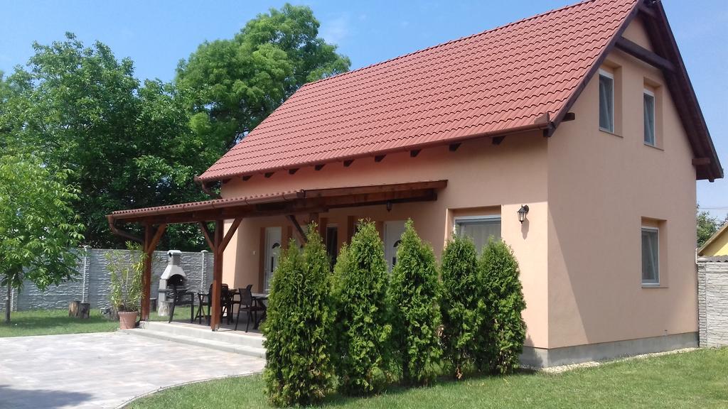 Eszter Apartmanhaz Hajdúszoboszló Dış mekan fotoğraf